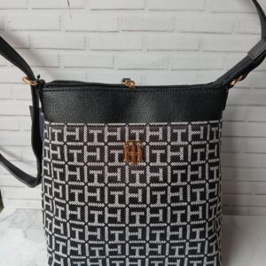 bandolero negro con letras blanca tommy hilfiguer
