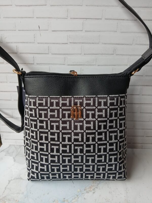 bandolero negro con letras blanca tommy hilfiguer
