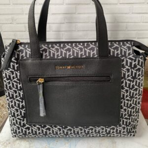 cartera negra con letras blancas tommy hilfiguer