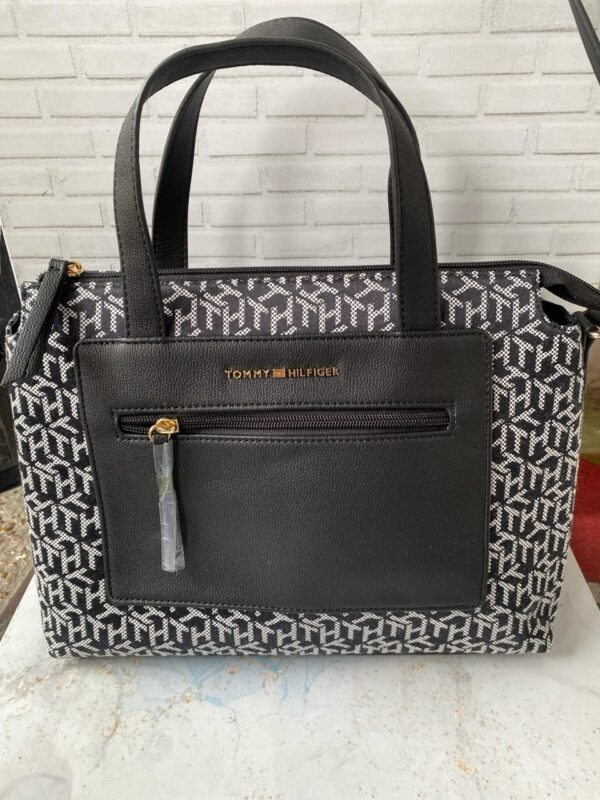 cartera negra con letras blancas tommy hilfiguer