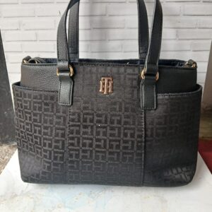 cartera negra grande tommy hilfiguer
