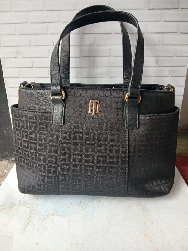 cartera negra grande tommy hilfiguer