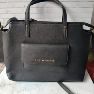 cartera negra mediana tommy hilfiguer