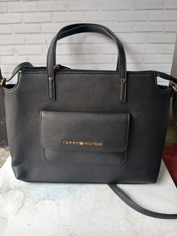 cartera negra mediana tommy hilfiguer