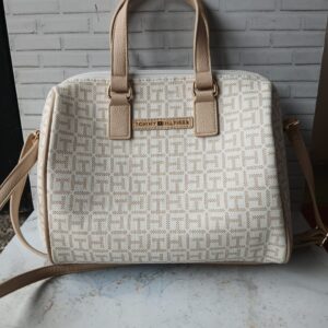 cartera tipo baúl blanca y crema tommy hilfiguer
