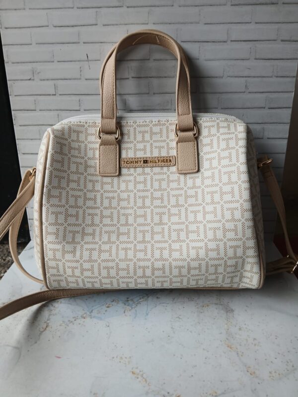 cartera tipo baúl blanca y crema tommy hilfiguer