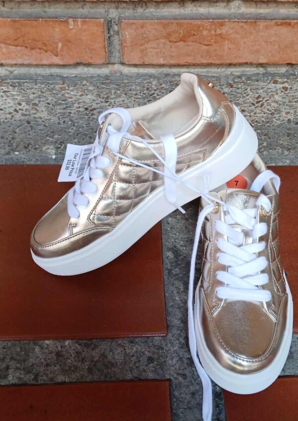 Zapatos Dorado