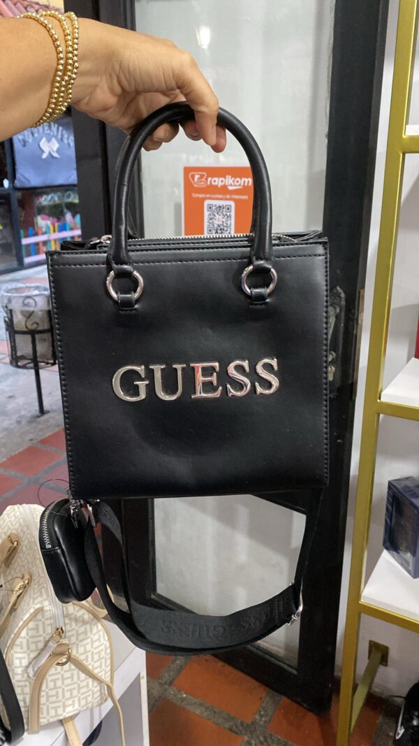 cartera guess negra mediana