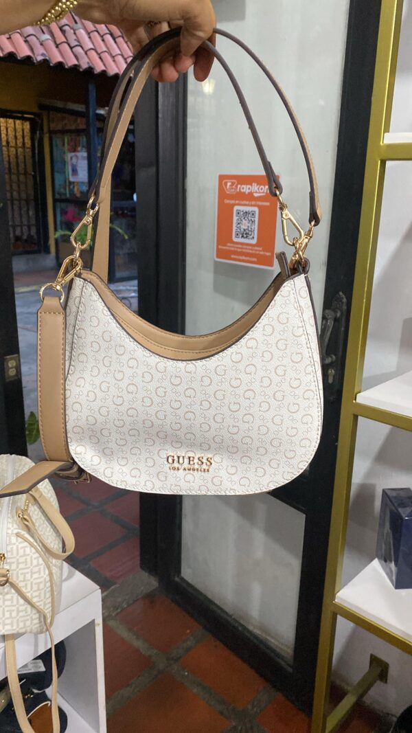 cartera guess blanca y crema