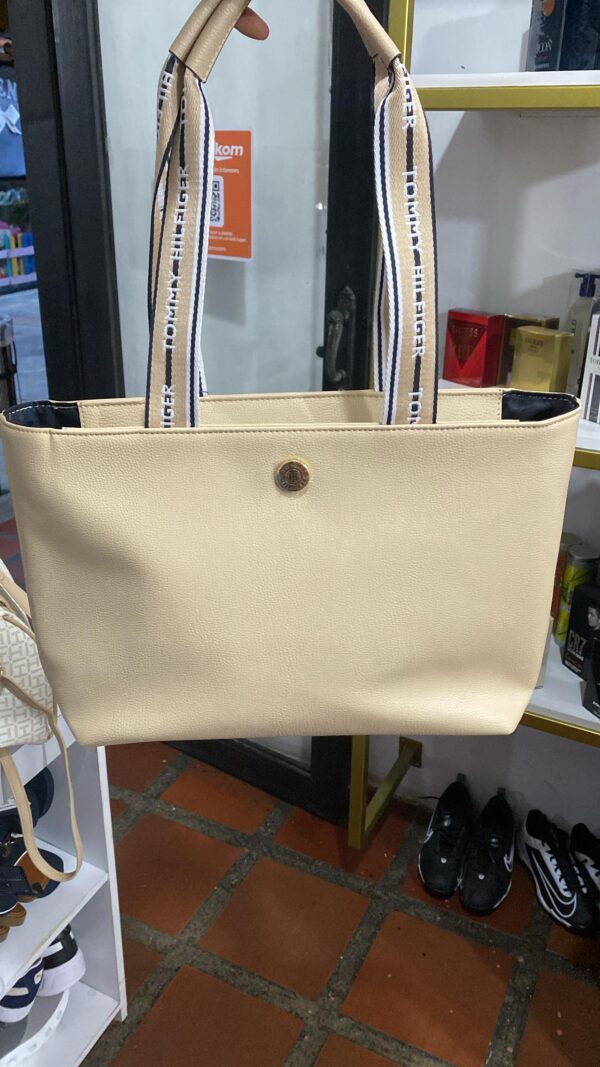 cartera color crema grande tommy hilfiguer