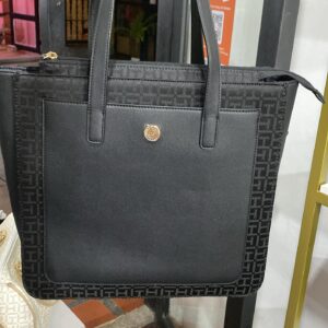 cartera negra grande tommy hilfiguer