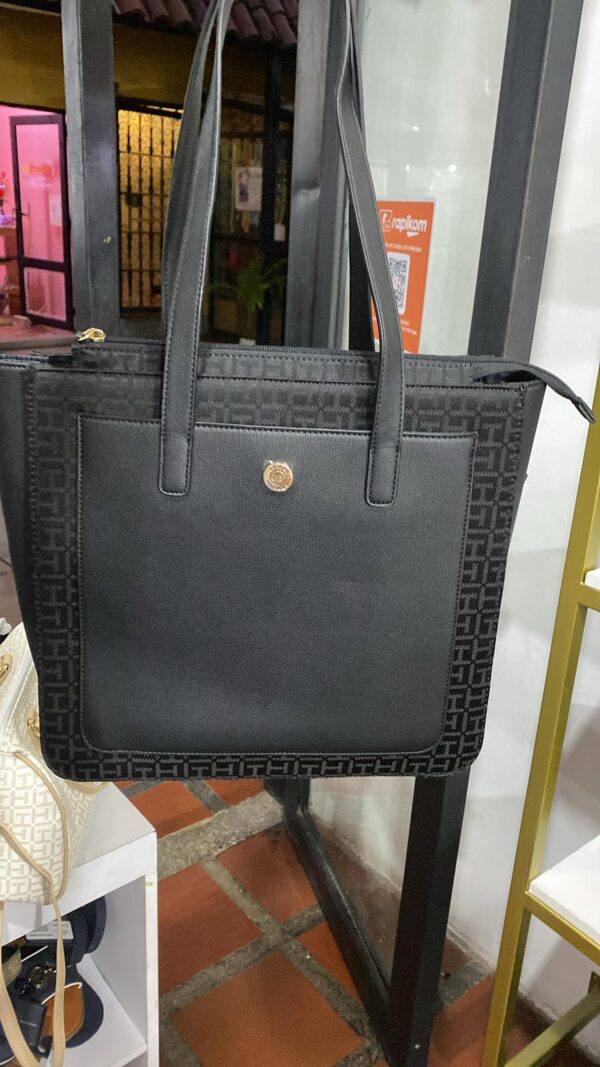 cartera negra grande tommy hilfiguer