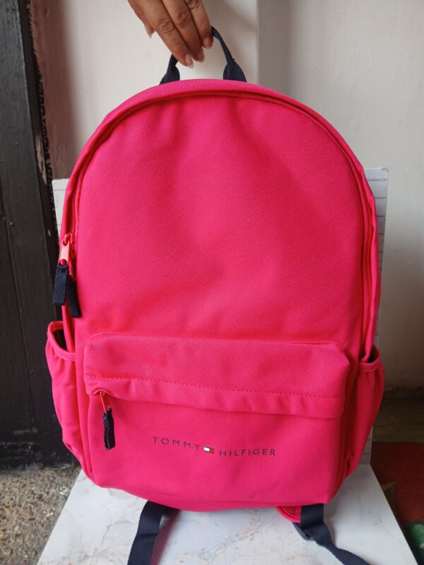 bolso tommy hilfiguer en tono azul y fucsia - Imagen 2