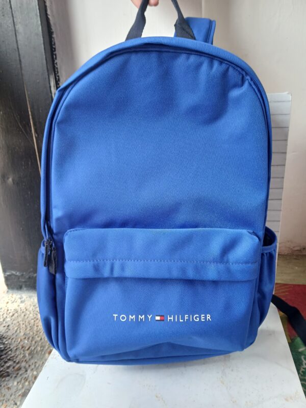 bolso tommy hilfiguer en tono azul y fucsia
